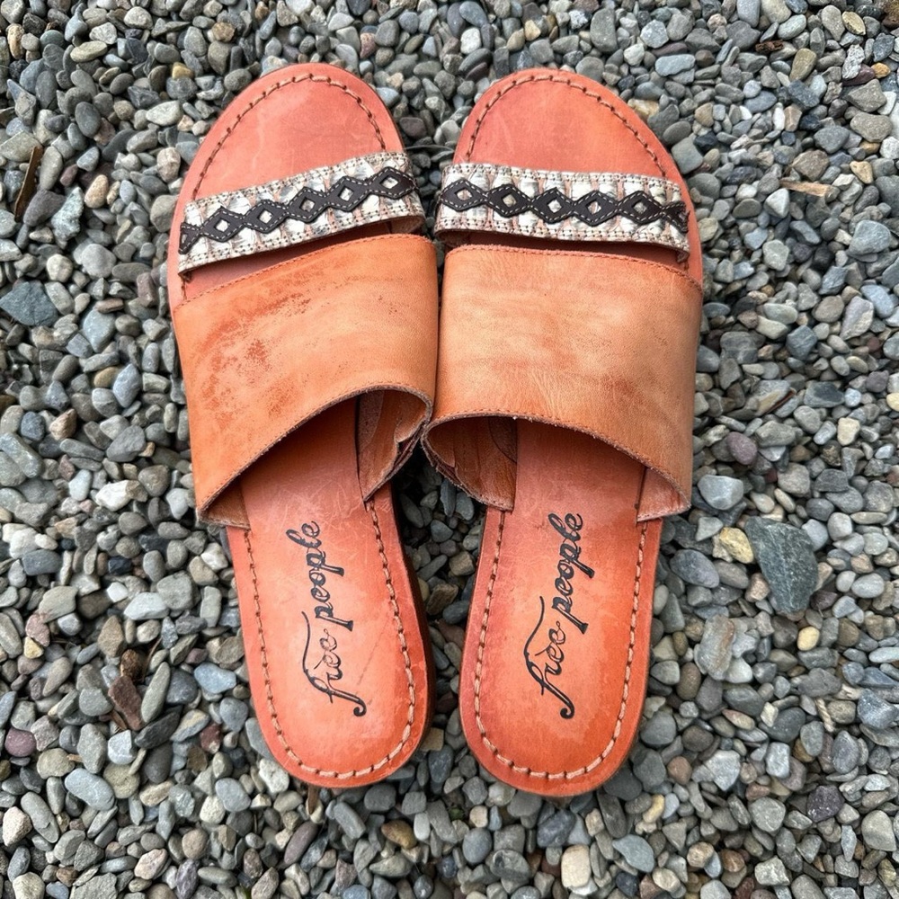 Free People leather flat sandals 🫶🏻✨